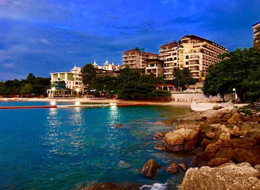 5 STAR HOTEL WITH PRIVATE BEACH ON RENT