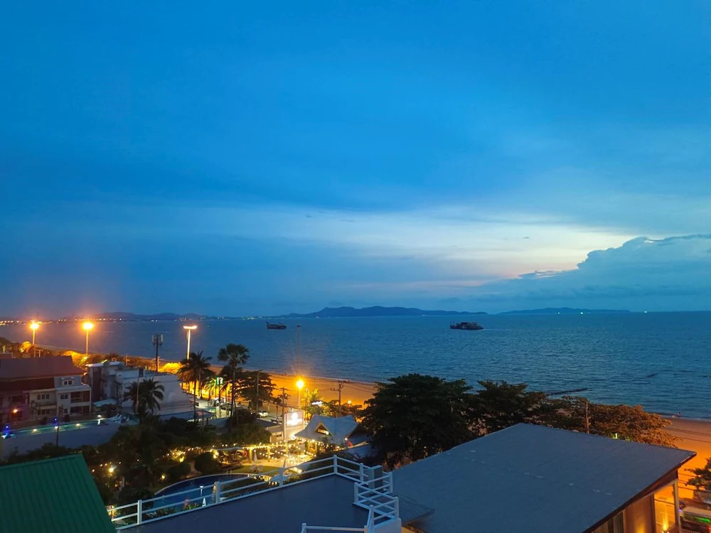 3 STAR BEACH FRONT HOTEL ON RENT